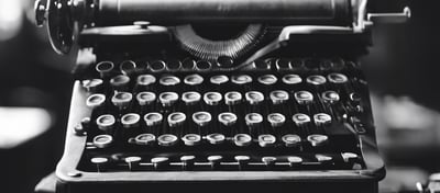 Black and white image of an old vintage typing machine