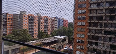 Balcon con una malla de seguridad