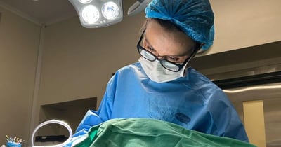 dentista fazendo canal em bloco cirúrgico