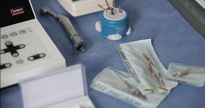 mesa com instrumentos de tratamento de canal