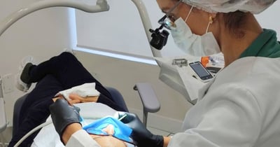 dentista atendendo paciente