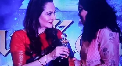 Jaya prada presenting award to Shri