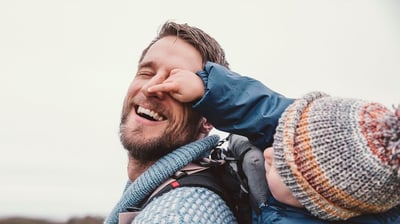 bebé jugando con su padre