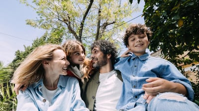 familia sonriendo