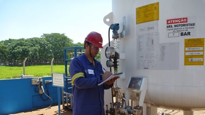 Técnico realizando levantamento de NR13 e manutenção preventiva em um tanque criogênico.