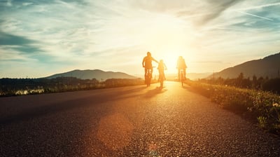 familia montando en bicicleta en carretera