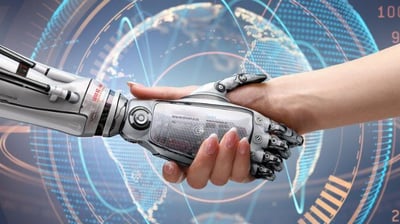 Mão de um robô segurando mão humana, pessoa se aproximando da tecnologia