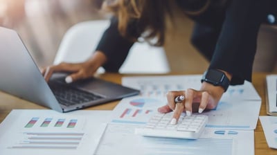 Femme entrepreneure en pleine action, incarnant la phase de mise en œuvre du mentorat stratégique