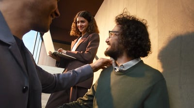 compañeros de trabajo haciendo negocios