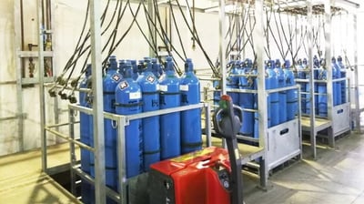 Instalação de moderna de um centro de envase ou enchimento de cilindros em operação e bem otimizada.