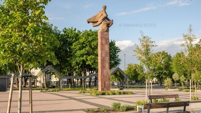 Paminklas poetui Juliui Janoniui, Janonio aikštė, Biržai