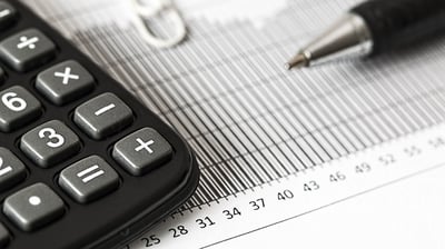 Taschenrechner, Millimeterpapier und Kugelschreiber