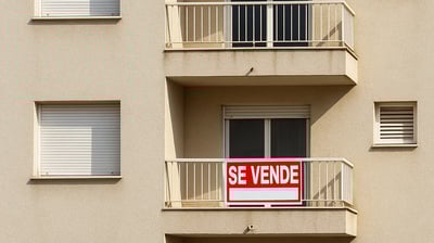 Apartamento en venta con cartel "Se vende" en el balcón.