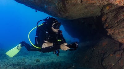 Diver at the house-reef of Madeira Divepoint