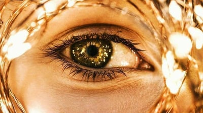 Œil lumineux représentant l’introspection profonde au cœur du mentorat transformationnel