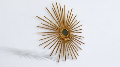 un miroir soleil en bois doré