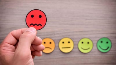 Carinhas com níveis emocionais de triste a feliz simbolizando feedbacks empresariais