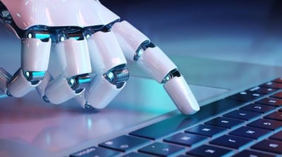 Mão de Robô tocando no teclado