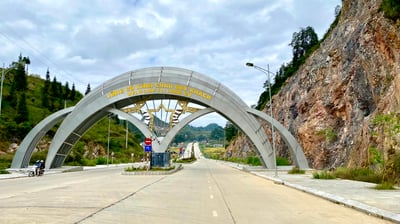 Lung Cu highway entrance