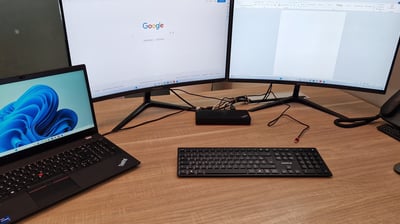 pc portable écran 27" dock informatique professionnel