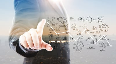 Empresário tocando um quadro estratégico fazendo seu planejamento empresarial