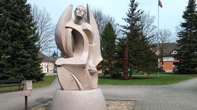 Skulptūra Vabalninke „Svajonė“