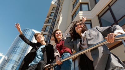 propietarios de una comunidad de vecinos jóvenes