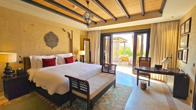 anantara-qasr-al-sarab-villa-bedroom