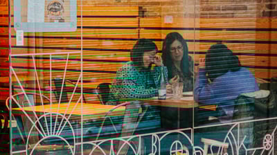 Clientes disfrutando en el interior acogedor de Santa Lola Santa Coloma