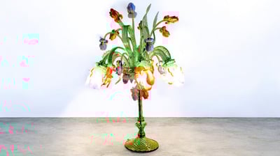 un lampadaire en verre de Murano a décors de fleurs en couleurs