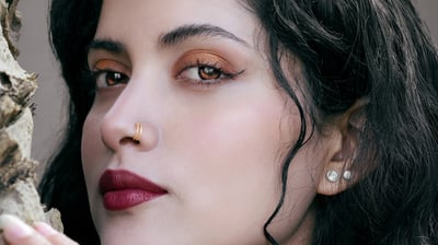 Retrato cercano de una mujer blanca hermosa con ojos de color dorado como si fuera una vampira