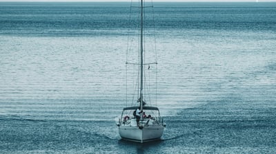 barco navegando en mar tranquilo