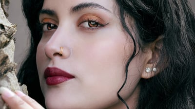 Retrato cercano de una mujer blanca hermosa con ojos de color dorado como si fuera una vampira
