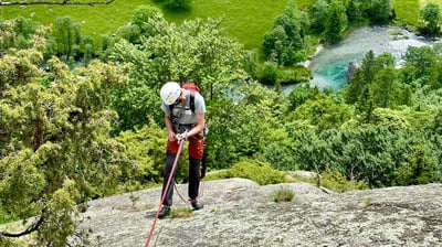 Calata in corda doppia in Val di Mello