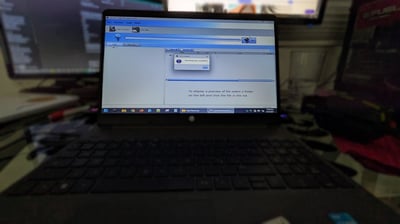 Tiedostojen palautusohjelma käynnissä kannettavalla tietokoneella, analysoi kiintolevyä.