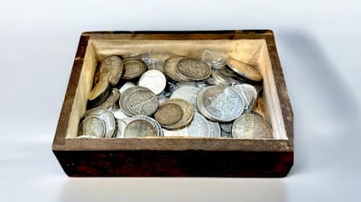 Boite avec des monnaies de collection
