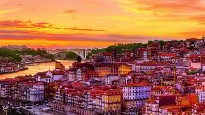 a beautiful sunset over a cityscapeople of buildings