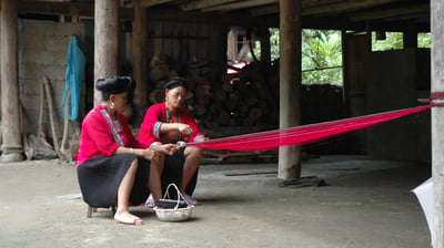 traditional women and crafts at Huangluo Yao Village, China