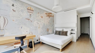 Porthos Suite at Villa Bastille – queen room with bathtub and desk