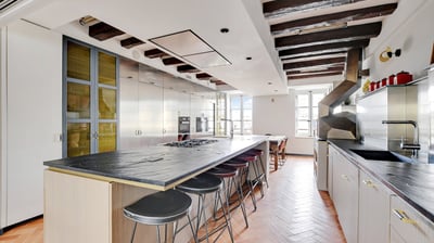 Villa Bastille kitchen with central island and pizza oven