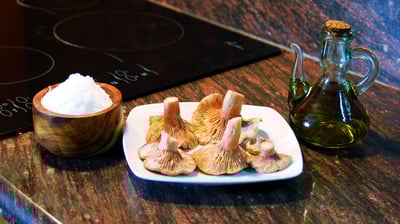 plato de setas rovellones con aceite y sal