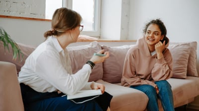Photo d'une psychologue en rendez-vous avec une patiente dans son cabinet