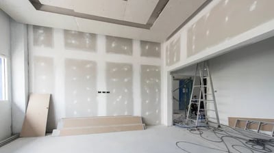 Монтаж на гипсокартон за окачени тавани и преградни стени в интериорно пространство.