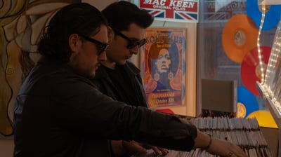 Deux hommes regardent des vinyles