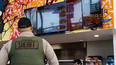 Un Sheriff commande à manger dans un fast food