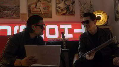 Deux hommes regardent des vinyles