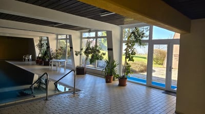 Schwimmbad mit Blick nach draußen St Englmar Englsnest