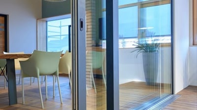Nettoyage de baies vitrées en hauteur réalisé avec des équipements sécurisés