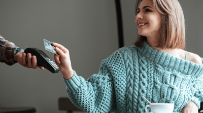 Mujer pagando con tarjeta