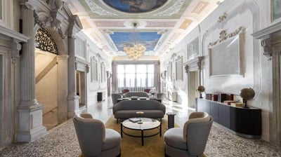 Hall con affreschi e arredi del progetto hotel Radisson Palazzo Nani di BRB Engineering srl
